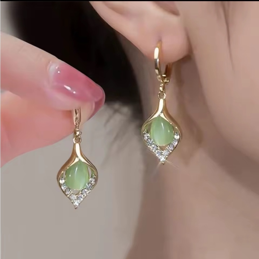 New! Gold and Pearl Drop Earrings unique - Picture 4 of 4
